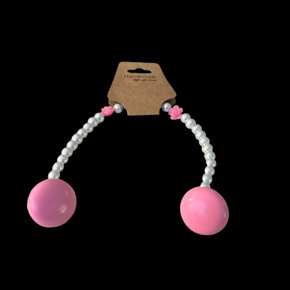 Upcycled sweater clasp/collar clip made with vintage pink clip on earrings - Picture 4 of 8